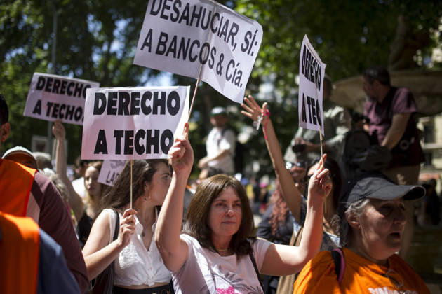 May 24, 2026, Madrid, Madrid, Spain: Hundreds of people carrying signs took to the streets of Madrid to demand that the constitutional right to decent, adequate, and sustainable housing be guaranteed in the face of speculation. This is a nationwide protest involving more than 30 Spanish cities, where people have taken to the streets. Madrid Spain - ZUMAs296 20260524_znp_s296_007 Copyright: xLuisxSotox