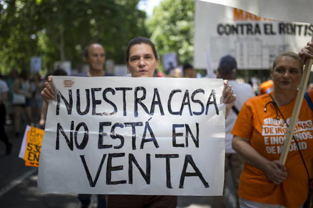 May 24, 2026, Madrid, Madrid, Spain: Hundreds of people carrying signs took to the streets of Madrid to demand that the constitutional right to decent, adequate, and sustainable housing be guaranteed in the face of speculation. This is a nationwide protest involving more than 30 Spanish cities, where people have taken to the streets. Madrid Spain - ZUMAs296 20260524_znp_s296_004 Copyright: xLuisxSotox