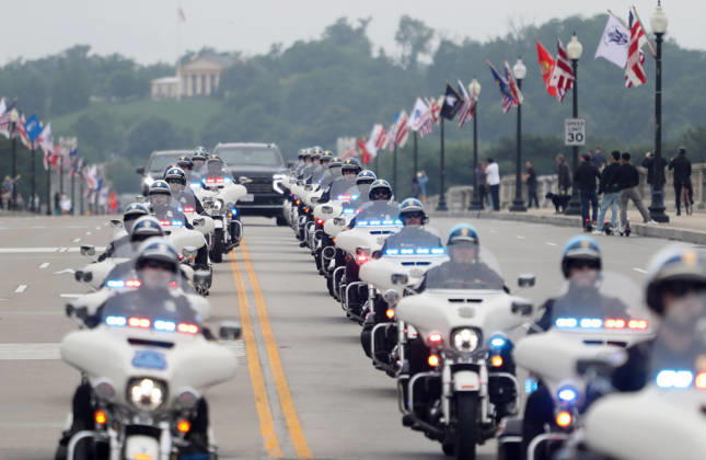 May 24, 2026, Washington, District Of Columbia, USA: Police motorcycles lead participants over the Arlington Memorial Bridge during the Rolling to Remember ride on Memorial Day weekend in Washington, DC, USA, on May 24, 2026. The Rolling to Remember tradition has been active for 38 years, honouring fallen service members, prisoners of war, and those still missing in action during Memorial Day weekend. Washington USA  - ZUMAs337 20260524_znp_s337_001 Copyright: xGentxShkullakux