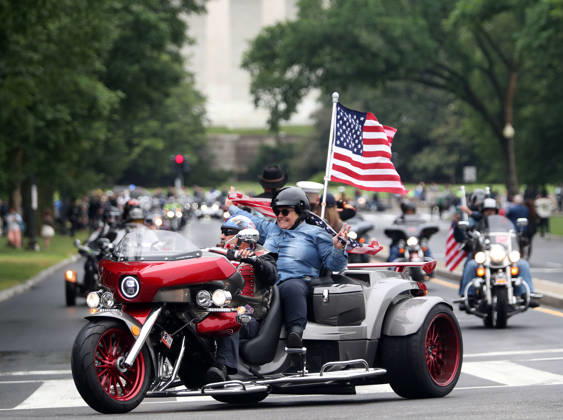 May 24, 2026, Washington, District Of Columbia, USA: Motorcyclists ride past the Lincoln Memorial during the Rolling to Remember ride on Memorial Day weekend in Washington, DC, USA, on May 24, 2026. The Rolling to Remember tradition has been active for 38 years, honouring fallen service members, prisoners of war, and those still missing in action during Memorial Day weekend. Washington USA  - ZUMAs337 20260524_znp_s337_014 Copyright: xGentxShkullakux