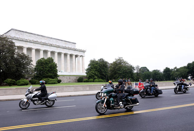 May 24, 2026, Washington, District Of Columbia, USA: Motorcyclists ride past the Lincoln Memorial during the Rolling to Remember ride on Memorial Day weekend in Washington, DC, USA, on May 24, 2026. The Rolling to Remember tradition has been active for 38 years, honouring fallen service members, prisoners of war, and those still missing in action during Memorial Day weekend. Washington USA  - ZUMAs337 20260524_znp_s337_017 Copyright: xGentxShkullakux