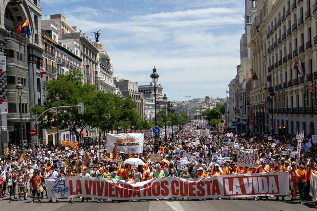 May 24, 2026, Madrid, Spain: Overview of a pro-housing demonstration in the center of Madrid under the slogan Housing costs us our lives. Thousands of people participate in a demonstration under the slogan Housing costs us our lives to protest the machine of impoverishment and displacement that housing has become in Spain. Madrid Spain  - ZUMAs197 20260524_aaa_s197_052 Copyright: xDavidxCanalesx