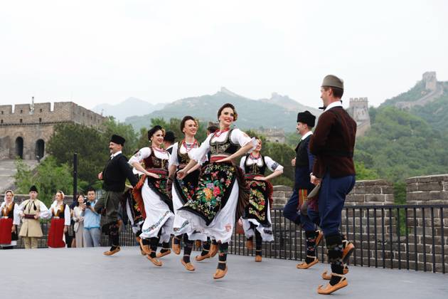 BEIJING, CHINA - MAY 24: Serbian President Aleksandar Vucic (not in the picture) watches a traditional Serbian dance performance during his visit to the Badaling Great Wall on May 24, 2026 in Beijing, China. Serbian President Aleksandar Vucic arrived in Beijing on May 24 for his first state visit to China that will run through May 28. Aleksandar Vucic visited the Great Wall shortly after his arrival. Copyright: xChinaxNewsxServicex 111643953841