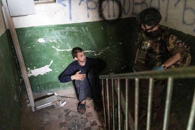 Aftermath of Russian strike in Kramatorsk KRAMATORSK, UKRAINE - MAY 25: A frightened neighbor talks to a police officer following a Russian airstrike in Kramatorsk, Ukraine, 25 May 2026 Diego Herrera Carcedo Anadolu Kramatorsk Ukraine. Editorial use only. Please get in touch for any other usage.  Copyright: x2026xAnadoluxDiegoxHerreraxCarcedox