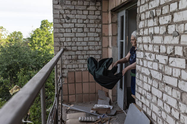 Aftermath of Russian strike in Kramatorsk KRAMATORSK, UKRAINE - MAY 25: A local resident clears rubble from her home, which was damaged following a Russian air strike using KAB bombs, in Kramatorsk, Ukraine, 25 May 2026 Diego Herrera Carcedo Anadolu Kramatorsk Ukraine. Editorial use only. Please get in touch for any other usage.  Copyright: x2026xAnadoluxDiegoxHerreraxCarcedox
