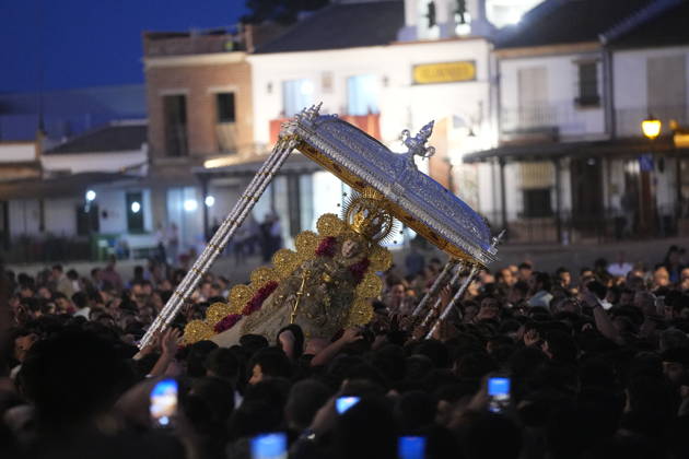 La Virgen del Rocio procession after jumping the fence at 3 08 hours La Virgen del Rocio procession through the village on his visit to the 127 affiliates A May 25, 2026 in El Rocio, Huelva Andalusia, Spain La Virgen del Rocio has left his hermitage about 03.08 hours this Monday, Day of Pentecost, to go through the village in Almonte Huelva and procession in her visit to the 127 affiliates who have made the pilgrimage there for yet another year. The Patroness of Almote is dressed in the full dress of the Montpensier family, recently restored at the Andalusian Institute of Historical Heritage 25 MAY 2026 Joaquín Arjona 25 05 2026 El Rocio, Huelva Andalucia, Esp El Rocio, Huelva Andalucia, Espana  Copyright: xJoaquinxArjonax 7548137