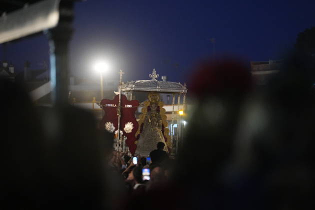 La Virgen del Rocio procession after jumping the fence at 3 08 hours La Virgen del Rocio procession through the village on his visit to the 127 affiliates A May 25, 2026 in El Rocio, Huelva Andalusia, Spain La Virgen del Rocio has left his hermitage about 03.08 hours this Monday, Day of Pentecost, to go through the village in Almonte Huelva and procession in her visit to the 127 affiliates who have made the pilgrimage there for yet another year. The Patroness of Almote is dressed in the full dress of the Montpensier family, recently restored at the Andalusian Institute of Historical Heritage 25 MAY 2026 Joaquín Arjona 25 05 2026 El Rocio, Huelva Andalucia, Esp El Rocio, Huelva Andalucia, Espana  Copyright: xJoaquinxArjonax 7548148