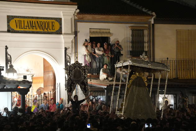 La Virgen del Rocio procession after jumping the fence at 3 08 hours La Virgen del Rocio procession through the village on his visit to the 127 affiliates A May 25, 2026 in El Rocio, Huelva Andalusia, Spain La Virgen del Rocio has left his hermitage about 03.08 hours this Monday, Day of Pentecost, to go through the village in Almonte Huelva and procession in her visit to the 127 affiliates who have made the pilgrimage there for yet another year. The Patroness of Almote is dressed in the full dress of the Montpensier family, recently restored at the Andalusian Institute of Historical Heritage 25 MAY 2026 Joaquín Arjona 25 05 2026 El Rocio, Huelva Andalucia, Esp El Rocio, Huelva Andalucia, Espana  Copyright: xJoaquinxArjonax 7548139