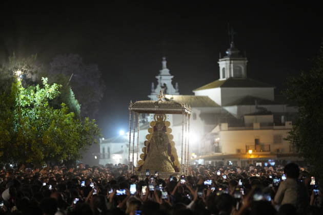 La Virgen del Rocio procession after jumping the fence at 3 08 hours La Virgen del Rocio procession through the village on his visit to the 127 affiliates A May 25, 2026 in El Rocio, Huelva Andalusia, Spain La Virgen del Rocio has left his hermitage about 03.08 hours this Monday, Day of Pentecost, to go through the village in Almonte Huelva and procession in her visit to the 127 affiliates who have made the pilgrimage there for yet another year. The Patroness of Almote is dressed in the full dress of the Montpensier family, recently restored at the Andalusian Institute of Historical Heritage 25 MAY 2026 Joaquín Arjona 25 05 2026 El Rocio, Huelva Andalucia, Esp El Rocio, Huelva Andalucia, Espana  Copyright: xJoaquinxArjonax 7548140