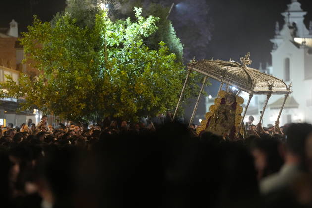 La Virgen del Rocio procession after jumping the fence at 3 08 hours La Virgen del Rocio procession through the village on his visit to the 127 affiliates A May 25, 2026 in El Rocio, Huelva Andalusia, Spain La Virgen del Rocio has left his hermitage about 03.08 hours this Monday, Day of Pentecost, to go through the village in Almonte Huelva and procession in her visit to the 127 affiliates who have made the pilgrimage there for yet another year. The Patroness of Almote is dressed in the full dress of the Montpensier family, recently restored at the Andalusian Institute of Historical Heritage 25 MAY 2026 Joaquín Arjona 25 05 2026 El Rocio, Huelva Andalucia, Esp El Rocio, Huelva Andalucia, Espana  Copyright: xJoaquinxArjonax 7548141