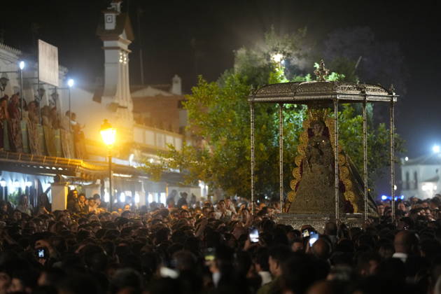 La Virgen del Rocio procession after jumping the fence at 3 08 hours La Virgen del Rocio procession through the village on his visit to the 127 affiliates A May 25, 2026 in El Rocio, Huelva Andalusia, Spain La Virgen del Rocio has left his hermitage about 03.08 hours this Monday, Day of Pentecost, to go through the village in Almonte Huelva and procession in her visit to the 127 affiliates who have made the pilgrimage there for yet another year. The Patroness of Almote is dressed in the full dress of the Montpensier family, recently restored at the Andalusian Institute of Historical Heritage 25 MAY 2026 Joaquín Arjona 25 05 2026 El Rocio, Huelva Andalucia, Esp El Rocio, Huelva Andalucia, Espana  Copyright: xJoaquinxArjonax 7548142