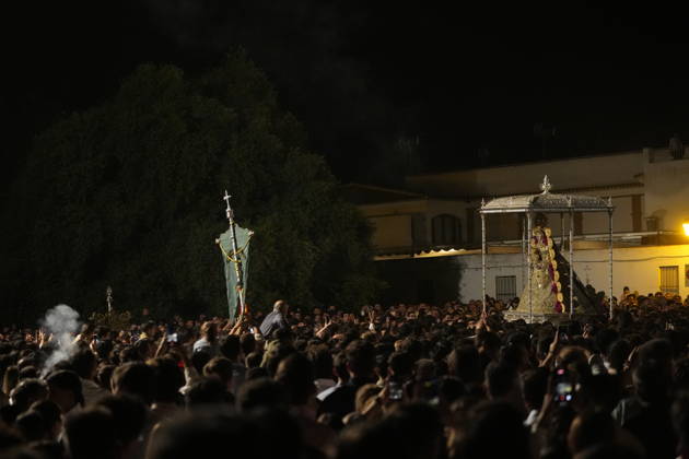 La Virgen del Rocio procession after jumping the fence at 3 08 hours La Virgen del Rocio procession through the village on his visit to the 127 affiliates A May 25, 2026 in El Rocio, Huelva Andalusia, Spain La Virgen del Rocio has left his hermitage about 03.08 hours this Monday, Day of Pentecost, to go through the village in Almonte Huelva and procession in her visit to the 127 affiliates who have made the pilgrimage there for yet another year. The Patroness of Almote is dressed in the full dress of the Montpensier family, recently restored at the Andalusian Institute of Historical Heritage 25 MAY 2026 Joaquín Arjona 25 05 2026 El Rocio, Huelva Andalucia, Esp El Rocio, Huelva Andalucia, Espana  Copyright: xJoaquinxArjonax 7548143
