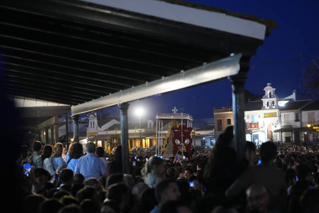 La Virgen del Rocio procession after jumping the fence at 3 08 hours La Virgen del Rocio procession through the village on his visit to the 127 affiliates A May 25, 2026 in El Rocio, Huelva Andalusia, Spain La Virgen del Rocio has left his hermitage about 03.08 hours this Monday, Day of Pentecost, to go through the village in Almonte Huelva and procession in her visit to the 127 affiliates who have made the pilgrimage there for yet another year. The Patroness of Almote is dressed in the full dress of the Montpensier family, recently restored at the Andalusian Institute of Historical Heritage 25 MAY 2026 Joaquín Arjona 25 05 2026 El Rocio, Huelva Andalucia, Esp El Rocio, Huelva Andalucia, Espana  Copyright: xJoaquinxArjonax 7548149