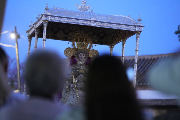 La Virgen del Rocio procession after jumping the fence at 3 08 hours La Virgen del Rocio procession through the village on his visit to the 127 affiliates A May 25, 2026 in El Rocio, Huelva Andalusia, Spain La Virgen del Rocio has left his hermitage about 03.08 hours this Monday, Day of Pentecost, to go through the village in Almonte Huelva and procession in her visit to the 127 affiliates who have made the pilgrimage there for yet another year. The Patroness of Almote is dressed in the full dress of the Montpensier family, recently restored at the Andalusian Institute of Historical Heritage 25 MAY 2026 Joaquín Arjona 25 05 2026 El Rocio, Huelva Andalucia, Esp El Rocio, Huelva Andalucia, Espana  Copyright: xJoaquinxArjonax 7548151