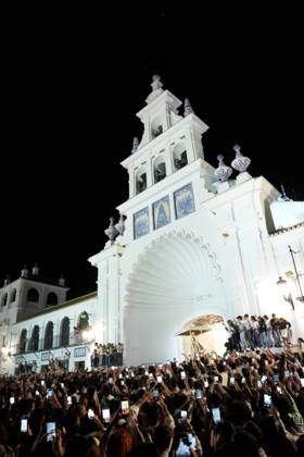 La Virgen del Rocio procession after jumping the fence at 3 08 hours La Virgen del Rocio procession through the village on his visit to the 127 affiliates A May 25, 2026 in El Rocio, Huelva Andalusia, Spain La Virgen del Rocio has left his hermitage about 03.08 hours this Monday, Day of Pentecost, to go through the village in Almonte Huelva and procession in her visit to the 127 affiliates who have made the pilgrimage there for yet another year. The Patroness of Almote is dressed in the full dress of the Montpensier family, recently restored at the Andalusian Institute of Historical Heritage 25 MAY 2026 Joaquín Arjona 25 05 2026 El Rocio, Huelva Andalucia, Esp El Rocio, Huelva Andalucia, Espana  Copyright: xJoaquinxArjonax 7548157