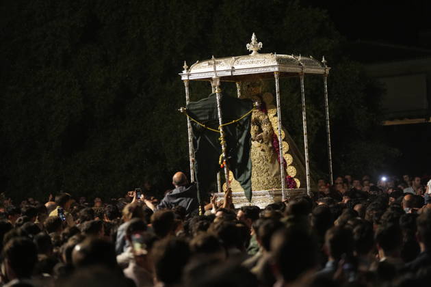 La Virgen del Rocio procession after jumping the fence at 3 08 hours La Virgen del Rocio procession through the village on his visit to the 127 affiliates A May 25, 2026 in El Rocio, Huelva Andalusia, Spain La Virgen del Rocio has left his hermitage about 03.08 hours this Monday, Day of Pentecost, to go through the village in Almonte Huelva and procession in her visit to the 127 affiliates who have made the pilgrimage there for yet another year. The Patroness of Almote is dressed in the full dress of the Montpensier family, recently restored at the Andalusian Institute of Historical Heritage 25 MAY 2026 Joaquín Arjona 25 05 2026 El Rocio, Huelva Andalucia, Esp El Rocio, Huelva Andalucia, Espana  Copyright: xJoaquinxArjonax 7548144