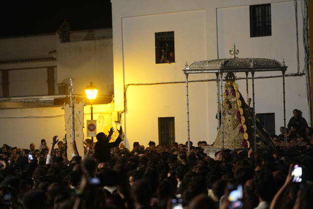 La Virgen del Rocio procession after jumping the fence at 3 08 hours La Virgen del Rocio procession through the village on his visit to the 127 affiliates A May 25, 2026 in El Rocio, Huelva Andalusia, Spain La Virgen del Rocio has left his hermitage about 03.08 hours this Monday, Day of Pentecost, to go through the village in Almonte Huelva and procession in her visit to the 127 affiliates who have made the pilgrimage there for yet another year. The Patroness of Almote is dressed in the full dress of the Montpensier family, recently restored at the Andalusian Institute of Historical Heritage 25 MAY 2026 Joaquín Arjona 25 05 2026 El Rocio, Huelva Andalucia, Esp El Rocio, Huelva Andalucia, Espana  Copyright: xJoaquinxArjonax 7548145