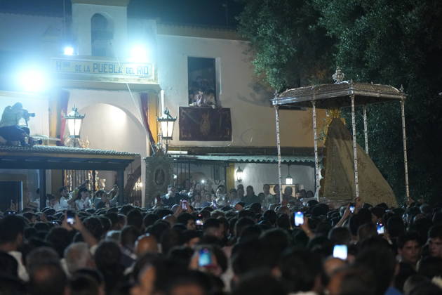 La Virgen del Rocio procession after jumping the fence at 3 08 hours La Virgen del Rocio procession through the village on his visit to the 127 affiliates A May 25, 2026 in El Rocio, Huelva Andalusia, Spain La Virgen del Rocio has left his hermitage about 03.08 hours this Monday, Day of Pentecost, to go through the village in Almonte Huelva and procession in her visit to the 127 affiliates who have made the pilgrimage there for yet another year. The Patroness of Almote is dressed in the full dress of the Montpensier family, recently restored at the Andalusian Institute of Historical Heritage 25 MAY 2026 Joaquín Arjona 25 05 2026 El Rocio, Huelva Andalucia, Esp El Rocio, Huelva Andalucia, Espana  Copyright: xJoaquinxArjonax 7548146