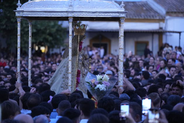La Virgen del Rocio procession after jumping the fence at 3 08 hours La Virgen del Rocio procession through the village on his visit to the 127 affiliates A May 25, 2026 in El Rocio, Huelva Andalusia, Spain La Virgen del Rocio has left his hermitage about 03.08 hours this Monday, Day of Pentecost, to go through the village in Almonte Huelva and procession in her visit to the 127 affiliates who have made the pilgrimage there for yet another year. The Patroness of Almote is dressed in the full dress of the Montpensier family, recently restored at the Andalusian Institute of Historical Heritage 25 MAY 2026 Joaquín Arjona 25 05 2026 El Rocio, Huelva Andalucia, Esp El Rocio, Huelva Andalucia, Espana  Copyright: xJoaquinxArjonax 7548153