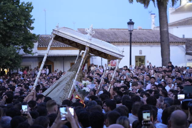 La Virgen del Rocio procession after jumping the fence at 3 08 hours La Virgen del Rocio procession through the village on his visit to the 127 affiliates A May 25, 2026 in El Rocio, Huelva Andalusia, Spain La Virgen del Rocio has left his hermitage about 03.08 hours this Monday, Day of Pentecost, to go through the village in Almonte Huelva and procession in her visit to the 127 affiliates who have made the pilgrimage there for yet another year. The Patroness of Almote is dressed in the full dress of the Montpensier family, recently restored at the Andalusian Institute of Historical Heritage 25 MAY 2026 Joaquín Arjona 25 05 2026 El Rocio, Huelva Andalucia, Esp El Rocio, Huelva Andalucia, Espana  Copyright: xJoaquinxArjonax 7548154