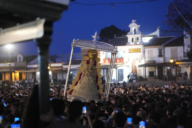 La Virgen del Rocio procession after jumping the fence at 3 08 hours La Virgen del Rocio procession through the village on his visit to the 127 affiliates A May 25, 2026 in El Rocio, Huelva Andalusia, Spain La Virgen del Rocio has left his hermitage about 03.08 hours this Monday, Day of Pentecost, to go through the village in Almonte Huelva and procession in her visit to the 127 affiliates who have made the pilgrimage there for yet another year. The Patroness of Almote is dressed in the full dress of the Montpensier family, recently restored at the Andalusian Institute of Historical Heritage 25 MAY 2026 Joaquín Arjona 25 05 2026 El Rocio, Huelva Andalucia, Esp El Rocio, Huelva Andalucia, Espana  Copyright: xJoaquinxArjonax 7548155