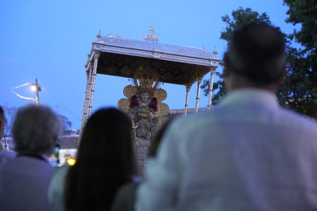 La Virgen del Rocio procession after jumping the fence at 3 08 hours La Virgen del Rocio procession through the village on his visit to the 127 affiliates A May 25, 2026 in El Rocio, Huelva Andalusia, Spain La Virgen del Rocio has left his hermitage about 03.08 hours this Monday, Day of Pentecost, to go through the village in Almonte Huelva and procession in her visit to the 127 affiliates who have made the pilgrimage there for yet another year. The Patroness of Almote is dressed in the full dress of the Montpensier family, recently restored at the Andalusian Institute of Historical Heritage 25 MAY 2026 Joaquín Arjona 25 05 2026 El Rocio, Huelva Andalucia, Esp El Rocio, Huelva Andalucia, Espana  Copyright: xJoaquinxArjonax 7548156