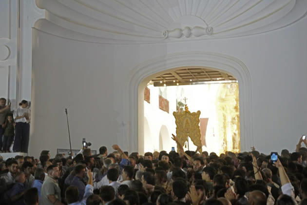 La Virgen del Rocio procession after jumping the fence at 3 08 hours La Virgen del Rocio procession through the village on his visit to the 127 affiliates A May 25, 2026 in El Rocio, Huelva Andalusia, Spain La Virgen del Rocio has left his hermitage about 03.08 hours this Monday, Day of Pentecost, to go through the village of Almonte Huelva and procession in her visit to the 127 affiliates who have made the pilgrimage there for yet another year. The Patroness of Almote is dressed in the full dress of the Montpensier family, recently restored at the Andalusian Institute of Historical Heritage 25 MAY 2026 Joaquín Arjona 25 05 2026 El Rocio, Huelva Andalucia, Esp El Rocio, Huelva Andalucia, Espana  Copyright: xJoaquinxArjonax 7548164