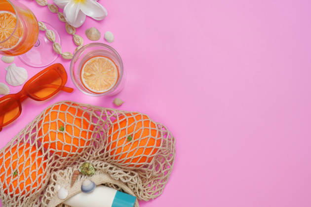 Flatlay-Aufnahme eines erfrischenden Sommergetränks mit tropischen Früchten und Sonnenbrille vor rosa Hintergrund Flatlay-Aufnahme eines erfrischenden Sommergetränks mit tropischen Früchten und Sonnenbrille vor rosa Hintergrund (License=RF) Copyright: xZoonar.com WICHAYADAxSUWANNACHUNx 25077728