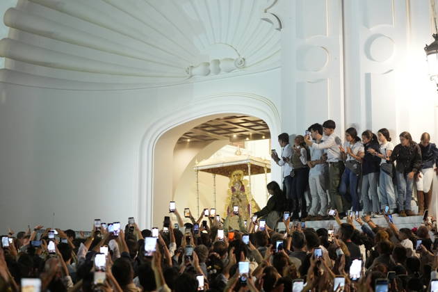 La Virgen del Rocio procession after jumping the fence at 3 08 hours La Virgen del Rocio procession through the village on his visit to the 127 affiliates A May 25, 2026 in El Rocio, Huelva Andalusia, Spain La Virgen del Rocio has left his hermitage about 03.08 hours this Monday, Day of Pentecost, to go through the village in Almonte Huelva and procession in her visit to the 127 affiliates who have made the pilgrimage there for yet another year. The Patroness of Almote is dressed in the full dress of the Montpensier family, recently restored at the Andalusian Institute of Historical Heritage 25 MAY 2026 Joaquín Arjona 25 05 2026 El Rocio, Huelva Andalucia, Esp El Rocio, Huelva Andalucia, Espana  Copyright: xJoaquinxArjonax 7548187
