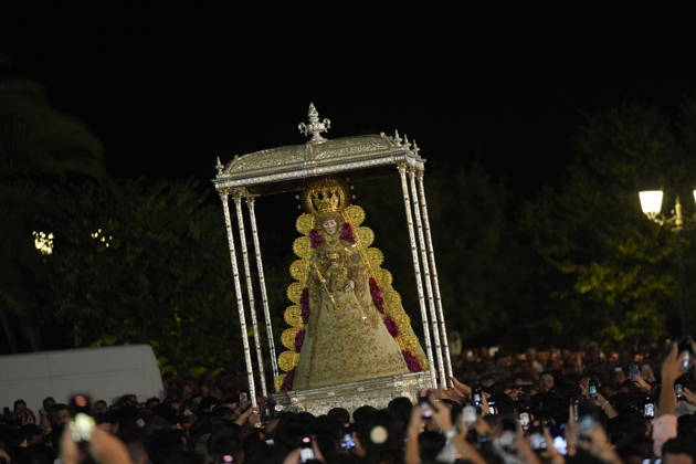 La Virgen del Rocio procession after jumping the fence at 3 08 hours La Virgen del Rocio procession through the village on his visit to the 127 affiliates A May 25, 2026 in El Rocio, Huelva Andalusia, Spain La Virgen del Rocio has left his hermitage about 03.08 hours this Monday, Day of Pentecost, to go through the village in Almonte Huelva and procession in her visit to the 127 affiliates who have made the pilgrimage there for yet another year. The Patroness of Almote is dressed in the full dress of the Montpensier family, recently restored at the Andalusian Institute of Historical Heritage 25 MAY 2026 Joaquín Arjona 25 05 2026 El Rocio, Huelva Andalucia, Esp El Rocio, Huelva Andalucia, Espana  Copyright: xJoaquinxArjonax 7548189