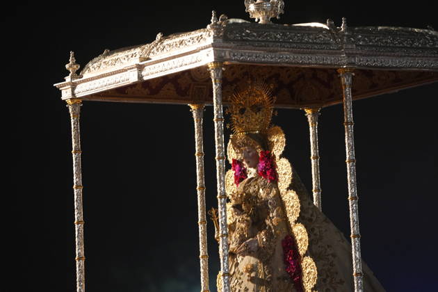 La Virgen del Rocio procession after jumping the fence at 3 08 hours La Virgen del Rocio procession through the village on his visit to the 127 affiliates A May 25, 2026 in El Rocio, Huelva Andalusia, Spain La Virgen del Rocio has left his hermitage about 03.08 hours this Monday, Day of Pentecost, to go through the village in Almonte Huelva and procession in her visit to the 127 affiliates who have made the pilgrimage there for yet another year. The Patroness of Almote is dressed in the full dress of the Montpensier family, recently restored at the Andalusian Institute of Historical Heritage 25 MAY 2026 Joaquín Arjona 25 05 2026 El Rocio, Huelva Andalucia, Esp El Rocio, Huelva Andalucia, Espana  Copyright: xJoaquinxArjonax 7548191