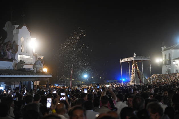 La Virgen del Rocio procession after jumping the fence at 3 08 hours La Virgen del Rocio procession through the village on his visit to the 127 affiliates A May 25, 2026 in El Rocio, Huelva Andalusia, Spain La Virgen del Rocio has left his hermitage about 03.08 hours this Monday, Day of Pentecost, to go through the village in Almonte Huelva and procession in her visit to the 127 affiliates who have made the pilgrimage there for yet another year. The Patroness of Almote is dressed in the full dress of the Montpensier family, recently restored at the Andalusian Institute of Historical Heritage 25 MAY 2026 Joaquín Arjona 25 05 2026 El Rocio, Huelva Andalucia, Esp El Rocio, Huelva Andalucia, Espana  Copyright: xJoaquinxArjonax 7548192