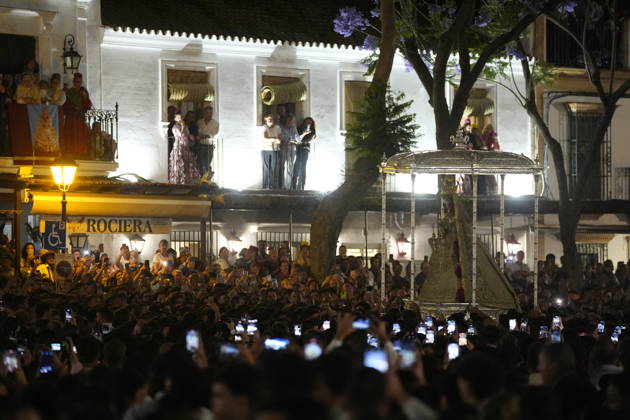 La Virgen del Rocio procession after jumping the fence at 3 08 hours La Virgen del Rocio procession through the village on his visit to the 127 affiliates A May 25, 2026 in El Rocio, Huelva Andalusia, Spain La Virgen del Rocio has left his hermitage about 03.08 hours this Monday, Day of Pentecost, to go through the village in Almonte Huelva and procession in her visit to the 127 affiliates who have made the pilgrimage there for yet another year. The Patroness of Almote is dressed in the full dress of the Montpensier family, recently restored at the Andalusian Institute of Historical Heritage 25 MAY 2026 Joaquín Arjona 25 05 2026 El Rocio, Huelva Andalucia, Esp El Rocio, Huelva Andalucia, Espana  Copyright: xJoaquinxArjonax 7548193