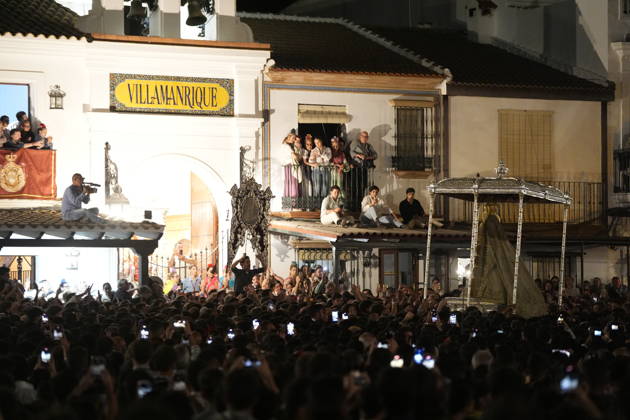 La Virgen del Rocio procession after jumping the fence at 3 08 hours La Virgen del Rocio procession through the village on his visit to the 127 affiliates A May 25, 2026 in El Rocio, Huelva Andalusia, Spain La Virgen del Rocio has left his hermitage about 03.08 hours this Monday, Day of Pentecost, to go through the village in Almonte Huelva and procession in her visit to the 127 affiliates who have made the pilgrimage there for yet another year. The Patroness of Almote is dressed in the full dress of the Montpensier family, recently restored at the Andalusian Institute of Historical Heritage 25 MAY 2026 Joaquín Arjona 25 05 2026 El Rocio, Huelva Andalucia, Esp El Rocio, Huelva Andalucia, Espana  Copyright: xJoaquinxArjonax 7548194