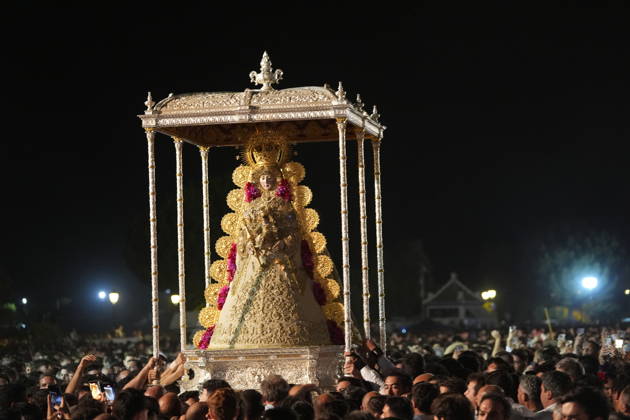 La Virgen del Rocio procession after jumping the fence at 3 08 hours La Virgen del Rocio procession through the village on his visit to the 127 affiliates A May 25, 2026 in El Rocio, Huelva Andalusia, Spain La Virgen del Rocio has left his hermitage about 03.08 hours this Monday, Day of Pentecost, to go through the village in Almonte Huelva and procession in her visit to the 127 affiliates who have made the pilgrimage there for yet another year. The Patroness of Almote is dressed in the full dress of the Montpensier family, recently restored at the Andalusian Institute of Historical Heritage 25 MAY 2026 Joaquín Arjona 25 05 2026 El Rocio, Huelva Andalucia, Esp El Rocio, Huelva Andalucia, Espana  Copyright: xJoaquinxArjonax 7548190