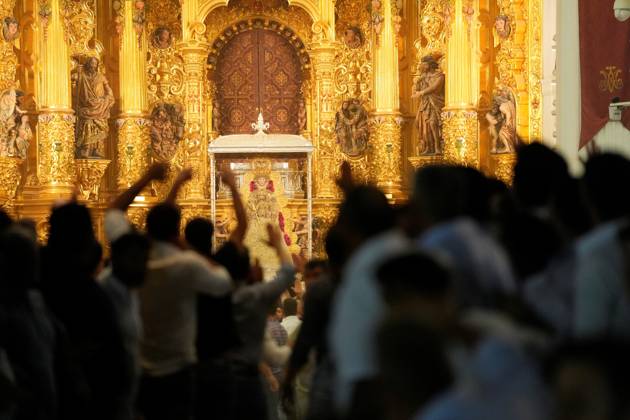 La Virgen del Rocio procession after jumping the fence at 3 08 hours La Virgen del Rocio procession through the village on his visit to the 127 affiliates A May 25, 2026 in El Rocio, Huelva Andalusia, Spain La Virgen del Rocio has left his hermitage about 03.08 hours this Monday, Day of Pentecost, to go through the village of Almonte Huelva and procession in her visit to the 127 affiliates who have made the pilgrimage there for yet another year. The Patroness of Almote is dressed in the full dress of the Montpensier family, recently restored at the Andalusian Institute of Historical Heritage 25 MAY 2026 Joaquín Arjona 25 05 2026 El Rocio, Huelva Andalucia, Esp El Rocio, Huelva Andalucia, Espana Copyright: xJoaquinxArjonax 7548186