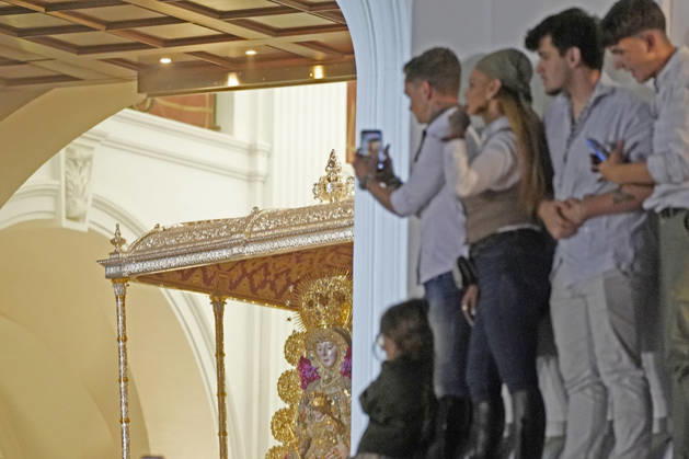 La Virgen del Rocio procession after jumping the fence at 3 08 hours La Virgen del Rocio procession through the village on his visit to the 127 affiliates A May 25, 2026 in El Rocio, Huelva Andalusia, Spain La Virgen del Rocio has left his hermitage about 03.08 hours this Monday, Day of Pentecost, to go through the village in Almonte Huelva and procession in her visit to the 127 affiliates who have made the pilgrimage there for yet another year. The Patroness of Almote is dressed in the full dress of the Montpensier family, recently restored at the Andalusian Institute of Historical Heritage 25 MAY 2026 Joaquín Arjona 25 05 2026 El Rocio, Huelva Andalucia, Esp El Rocio, Huelva Andalucia, Espana Copyright: xJoaquinxArjonax 7548195