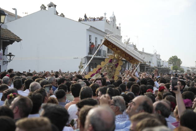 La Virgen del Rocio procession after jumping the fence at 3 08 hours La Virgen del Rocio procession through the village on his visit to the 127 affiliates A May 25, 2026 in El Rocio, Huelva Andalusia, Spain La Virgen del Rocio has left his hermitage about 03.08 hours this Monday, Day of Pentecost, to go through the village in Almonte Huelva and procession in her visit to the 127 affiliates who have made the pilgrimage there for yet another year. The Patroness of Almote is dressed in the full dress of the Montpensier family, recently restored at the Andalusian Institute of Historical Heritage 25 MAY 2026 Joaquín Arjona 25 05 2026 El Rocio, Huelva Andalucia, Esp El Rocio, Huelva Andalucia, Espana Copyright: xJoaquinxArjonax 7548201