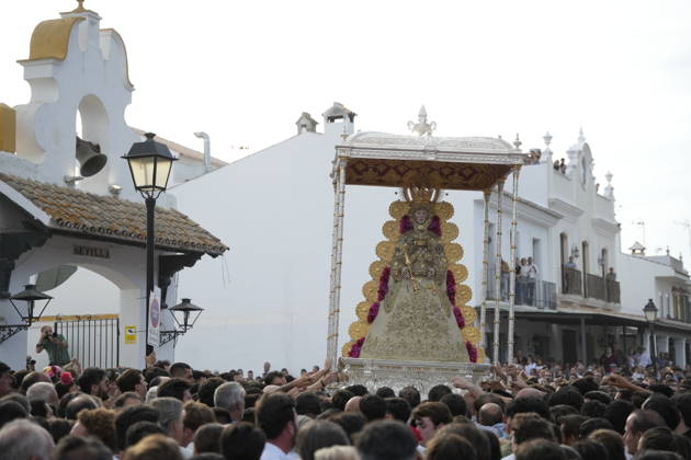 La Virgen del Rocio procession after jumping the fence at 3 08 hours La Virgen del Rocio procession through the village on his visit to the 127 affiliates A May 25, 2026 in El Rocio, Huelva Andalusia, Spain La Virgen del Rocio has left his hermitage about 03.08 hours this Monday, Day of Pentecost, to go through the village in Almonte Huelva and procession in her visit to the 127 affiliates who have made the pilgrimage there for yet another year. The Patroness of Almote is dressed in the full dress of the Montpensier family, recently restored at the Andalusian Institute of Historical Heritage 25 MAY 2026 Joaquín Arjona 25 05 2026 El Rocio, Huelva Andalucia, Esp El Rocio, Huelva Andalucia, Espana Copyright: xJoaquinxArjonax 7548202