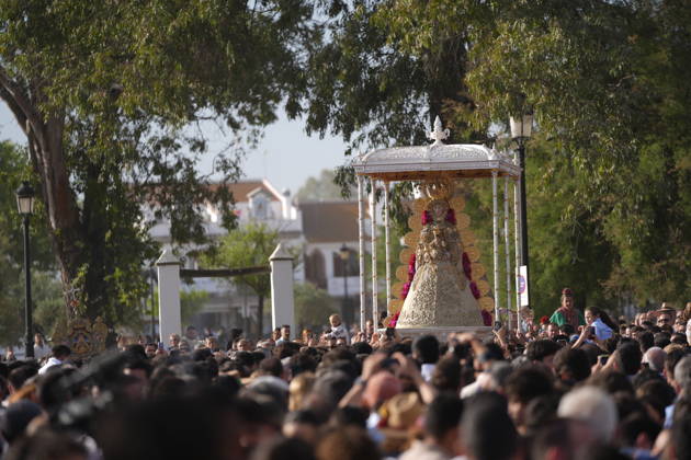 La Virgen del Rocio procession after jumping the fence at 3 08 hours La Virgen del Rocio procession through the village on his visit to the 127 affiliates A May 25, 2026 in El Rocio, Huelva Andalusia, Spain La Virgen del Rocio has left his hermitage about 03.08 hours this Monday, Day of Pentecost, to go through the village of Almonte Huelva and procession in her visit to the 127 affiliates who have made the pilgrimage there for yet another year. The Patroness of Almote is dressed in the full dress of the Montpensier family, recently restored at the Andalusian Institute of Historical Heritage 25 MAY 2026 Joaquín Arjona 25 05 2026 El Rocio, Huelva Andalucia, Esp El Rocio, Huelva Andalucia, Espana Copyright: xJoaquinxArjonax 7548199
