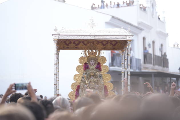 La Virgen del Rocio procession after jumping the fence at 3 08 hours La Virgen del Rocio procession through the village on his visit to the 127 affiliates A May 25, 2026 in El Rocio, Huelva Andalusia, Spain La Virgen del Rocio has left his hermitage about 03.08 hours this Monday, Day of Pentecost, to go through the village of Almonte Huelva and procession in her visit to the 127 affiliates who have made the pilgrimage there for yet another year. The Patroness of Almote is dressed in the full dress of the Montpensier family, recently restored at the Andalusian Institute of Historical Heritage 25 MAY 2026 Joaquín Arjona 25 05 2026 El Rocio, Huelva Andalucia, Esp El Rocio, Huelva Andalucia, Espana Copyright: xJoaquinxArjonax 7548200