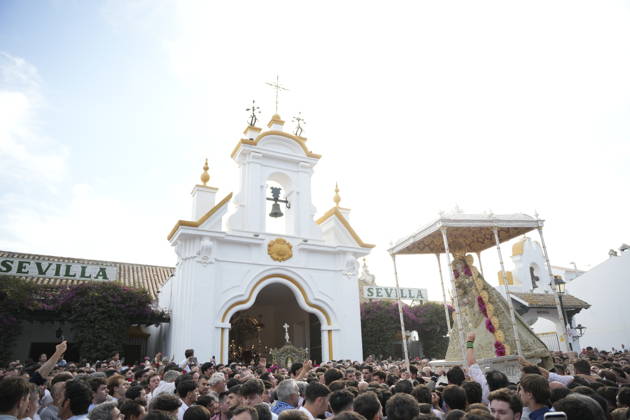 La Virgen del Rocio procession after jumping the fence at 3 08 hours La Virgen del Rocio procession through the village on his visit to the 127 affiliates A May 25, 2026 in El Rocio, Huelva Andalusia, Spain La Virgen del Rocio has left his hermitage about 03.08 hours this Monday, Day of Pentecost, to go through the village of Almonte Huelva and procession in her visit to the 127 affiliates who have made the pilgrimage there for yet another year. The Patroness of Almote is dressed in the full dress of the Montpensier family, recently restored at the Andalusian Institute of Historical Heritage 25 MAY 2026 Joaquín Arjona 25 05 2026 El Rocio, Huelva Andalucia, Esp El Rocio, Huelva Andalucia, Espana Copyright: xJoaquinxArjonax 7548203