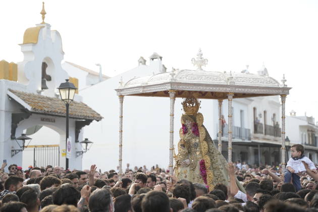 La Virgen del Rocio procession after jumping the fence at 3 08 hours La Virgen del Rocio procession through the village on his visit to the 127 affiliates A May 25, 2026 in El Rocio, Huelva Andalusia, Spain La Virgen del Rocio has left his hermitage about 03.08 hours this Monday, Day of Pentecost, to go through the village of Almonte Huelva and procession in her visit to the 127 affiliates who have made the pilgrimage there for yet another year. The Patroness of Almote is dressed in the full dress of the Montpensier family, recently restored at the Andalusian Institute of Historical Heritage 25 MAY 2026 Joaquín Arjona 25 05 2026 El Rocio, Huelva Andalucia, Esp El Rocio, Huelva Andalucia, Espana Copyright: xJoaquinxArjonax 7548204
