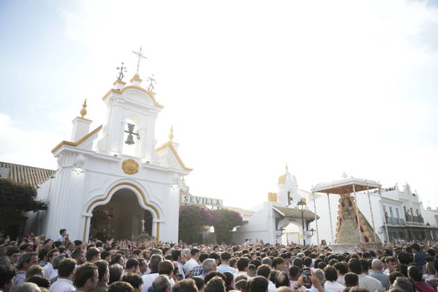 La Virgen del Rocio procession after jumping the fence at 3 08 hours La Virgen del Rocio procession through the village on his visit to the 127 affiliates A May 25, 2026 in El Rocio, Huelva Andalusia, Spain La Virgen del Rocio has left his hermitage about 03.08 hours this Monday, Day of Pentecost, to go through the village of Almonte Huelva and procession in her visit to the 127 affiliates who have made the pilgrimage there for yet another year. The Patroness of Almote is dressed in the full dress of the Montpensier family, recently restored at the Andalusian Institute of Historical Heritage 25 MAY 2026 Joaquín Arjona 25 05 2026 El Rocio, Huelva Andalucia, Esp El Rocio, Huelva Andalucia, Espana Copyright: xJoaquinxArjonax 7548205