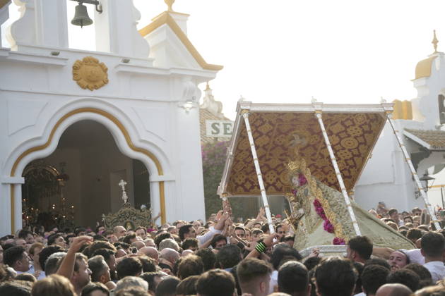 La Virgen del Rocio procession after jumping the fence at 3 08 hours La Virgen del Rocio procession through the village on his visit to the 127 affiliates A May 25, 2026 in El Rocio, Huelva Andalusia, Spain La Virgen del Rocio has left his hermitage about 03.08 hours this Monday, Day of Pentecost, to go through the village of Almonte Huelva and procession in her visit to the 127 affiliates who have made the pilgrimage there for yet another year. The Patroness of Almote is dressed in the full dress of the Montpensier family, recently restored at the Andalusian Institute of Historical Heritage 25 MAY 2026 Joaquín Arjona 25 05 2026 El Rocio, Huelva Andalucia, Esp El Rocio, Huelva Andalucia, Espana Copyright: xJoaquinxArjonax 7548206