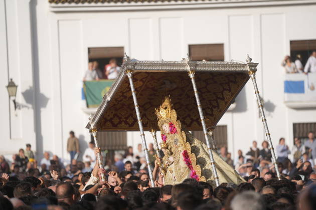 La Virgen del Rocio procession after jumping the fence at 3 08 hours La Virgen del Rocio procession through the village on his visit to the 127 affiliates A May 25, 2026 in El Rocio, Huelva Andalusia, Spain La Virgen del Rocio has left his hermitage about 03.08 hours this Monday, Day of Pentecost, to go through the village of Almonte Huelva and procession in her visit to the 127 affiliates who have made the pilgrimage there for yet another year. The Patroness of Almote is dressed in the full dress of the Montpensier family, recently restored at the Andalusian Institute of Historical Heritage 25 MAY 2026 Joaquín Arjona 25 05 2026 El Rocio, Huelva Andalucia, Esp El Rocio, Huelva Andalucia, Espana Copyright: xJoaquinxArjonax 7548208