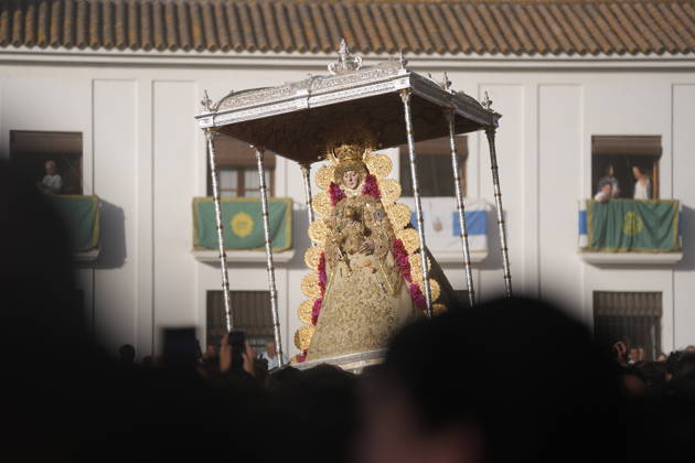 La Virgen del Rocio procession after jumping the fence at 3 08 hours La Virgen del Rocio procession through the village on his visit to the 127 affiliates A May 25, 2026 in El Rocio, Huelva Andalusia, Spain La Virgen del Rocio has left his hermitage about 03.08 hours this Monday, Day of Pentecost, to go through the village of Almonte Huelva and procession in her visit to the 127 affiliates who have made the pilgrimage there for yet another year. The Patroness of Almote is dressed in the full dress of the Montpensier family, recently restored at the Andalusian Institute of Historical Heritage 25 MAY 2026 Joaquín Arjona 25 05 2026 El Rocio, Huelva Andalucia, Esp El Rocio, Huelva Andalucia, Espana Copyright: xJoaquinxArjonax 7548209