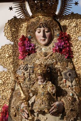 La Virgen del Rocio procession after jumping the fence at 3 08 hours La Virgen del Rocio procession through the village on his visit to the 127 affiliates A May 25, 2026 in El Rocio, Huelva Andalusia, Spain La Virgen del Rocio has left his hermitage about 03.08 hours this Monday, Day of Pentecost, to go through the village of Almonte Huelva and procession in her visit to the 127 affiliates who have made the pilgrimage there for yet another year. The Patroness of Almote is dressed in the full dress of the Montpensier family, recently restored at the Andalusian Institute of Historical Heritage 25 MAY 2026 Joaquín Arjona 25 05 2026 El Rocio, Huelva Andalucia, Esp El Rocio, Huelva Andalucia, Espana Copyright: xJoaquinxArjonax 7548210