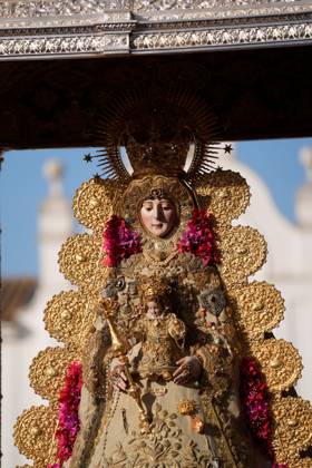La Virgen del Rocio procession after jumping the fence at 3 08 hours La Virgen del Rocio procession through the village on his visit to the 127 affiliates A May 25, 2026 in El Rocio, Huelva Andalusia, Spain La Virgen del Rocio has left his hermitage about 03.08 hours this Monday, Day of Pentecost, to go through the village of Almonte Huelva and procession in her visit to the 127 affiliates who have made the pilgrimage there for yet another year. The Patroness of Almote is dressed in the full dress of the Montpensier family, recently restored at the Andalusian Institute of Historical Heritage 25 MAY 2026 Joaquín Arjona 25 05 2026 El Rocio, Huelva Andalucia, Esp El Rocio, Huelva Andalucia, Espana Copyright: xJoaquinxArjonax 7548211