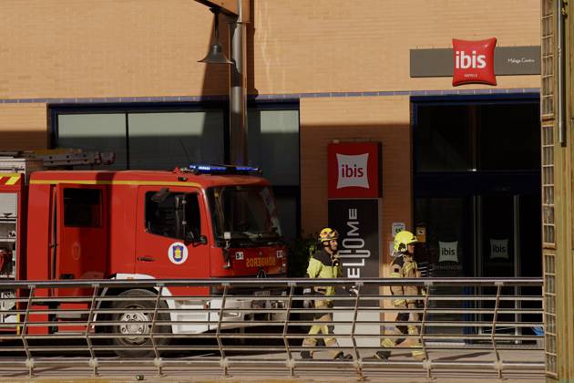 A fire forces the eviction of a hotel in the center of Malaga Firefighters Malaga working on extinguishing a fire in a hotel in the capital A 25 May 2026 in Malaga Andalusia, Spain The fire on the first floor of a hotel in the center of Malaga in the early hours of Monday May 25 has forced the eviction of the entire establishment without for the moment there have been personal injuries, as reported by the 112, belonging to the Emergency Agency of Andalusia The fire started at about 01 26 hours when witnesses have alerted of flames on the first floor of the hotel located in Cerrojo street 25 MAY 2026 Malaga Andalucia, Spain Malaga Andalucia, Spain Spain Spain  Copyright: xÃlexxZeax 7548309